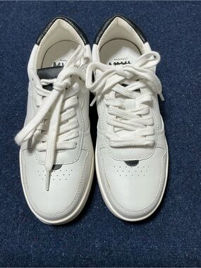 Court Sneakers in White and Black Leather Size 7M